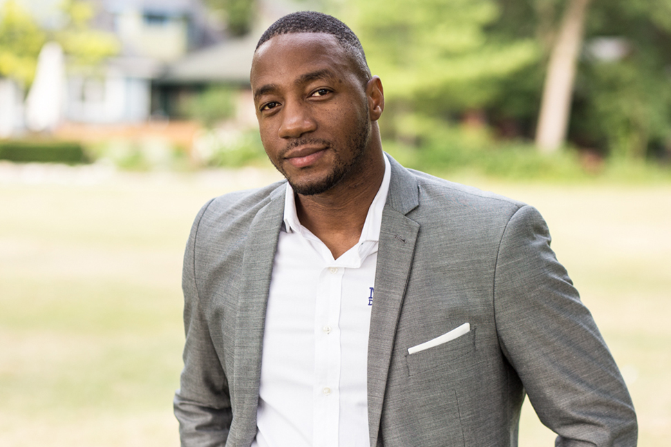 Male mortgage broker outdoors for corporate headshots toronto 4749