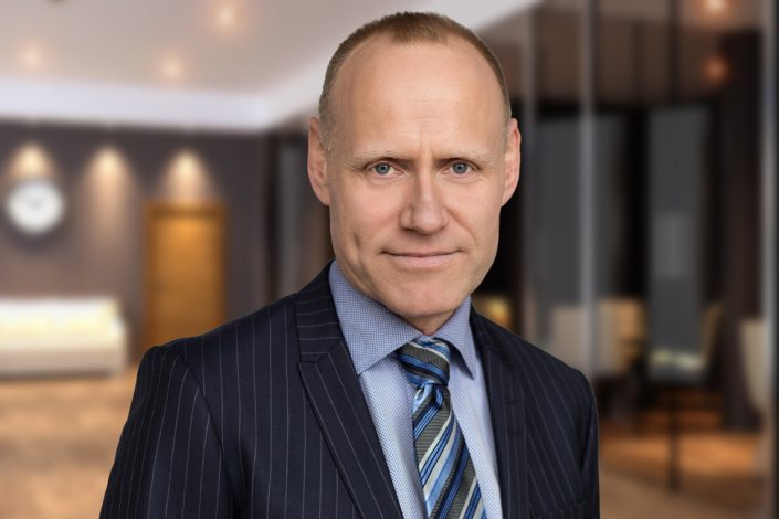 business man Dennis for professional headshots Toronto 4026