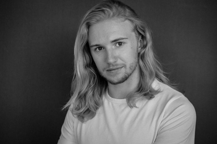 white t-shirt and blonde hair, male actor Ian for Toronto portrait photographer 4678